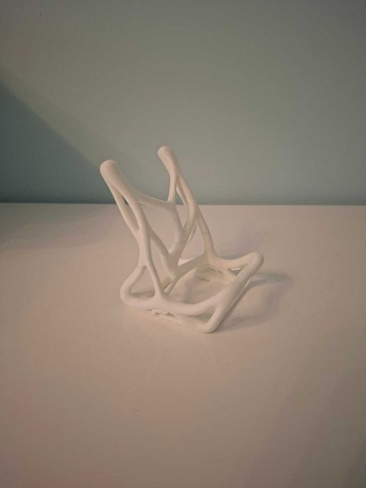 3D принтирана поставка за телефон – елегантен и модерен дизайн за удобно поставяне на телефона на бюро