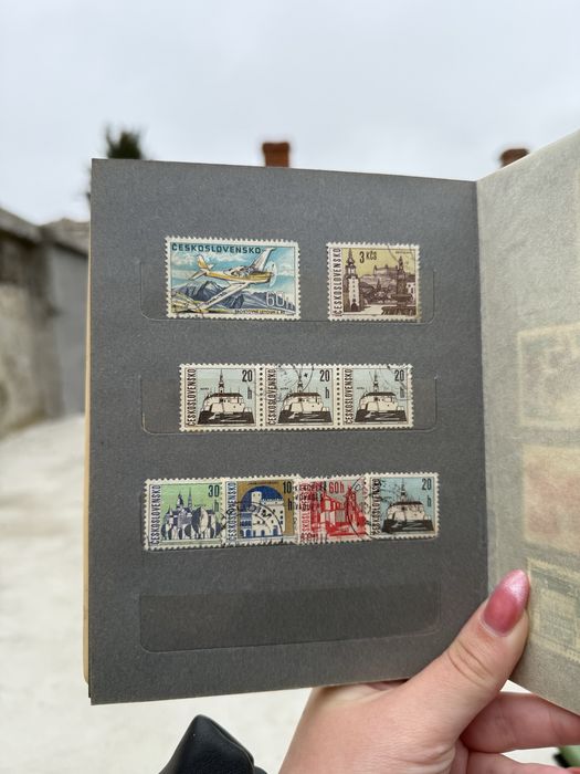 Малък класьор с различни пощенски марки