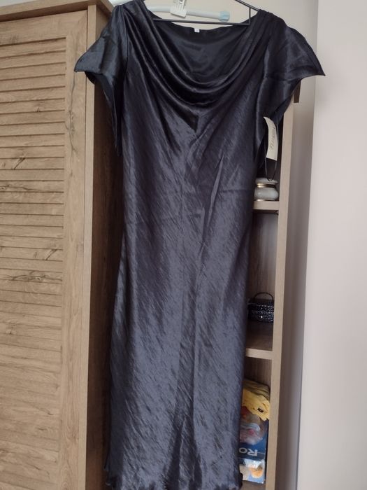 Сатенена черна испанска рокля чисто нова.