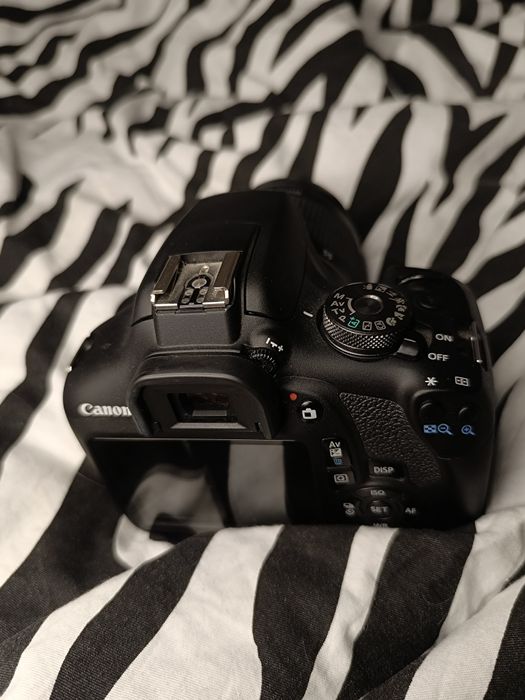 Фотоаппарат Canon 2000d