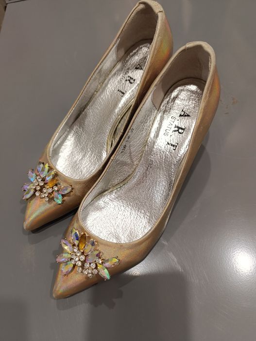 Продам туфли со стразами р 35