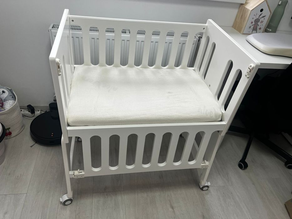 Pătuț bebe din lemn alb (90x55x93 cm)