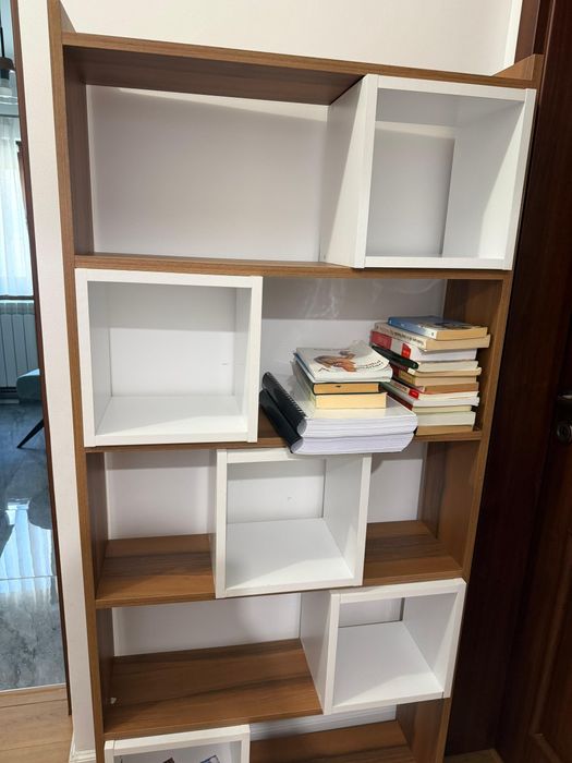 Vând biblioteca alb cu maro