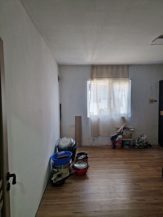 Vand casa la curte sector 5