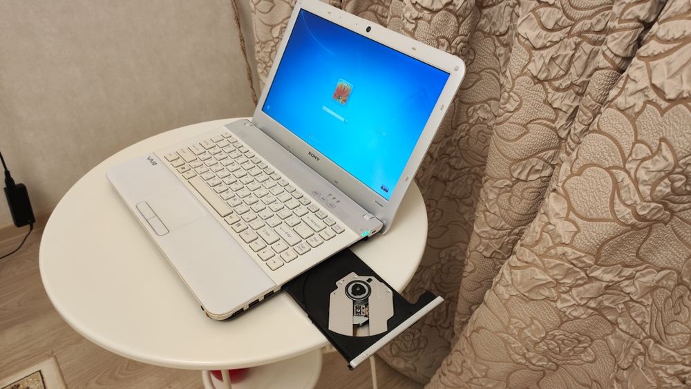 Sony VPCEA3M1R ноутбук
