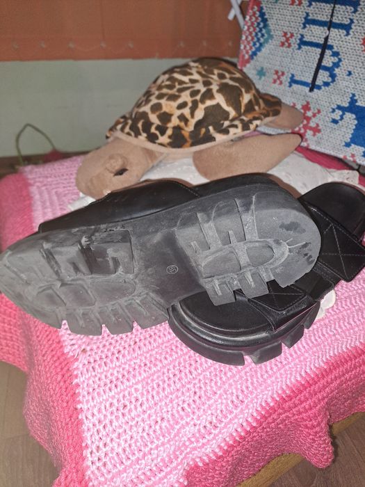 Продавам Дамски черни чехли на платформа H&M!