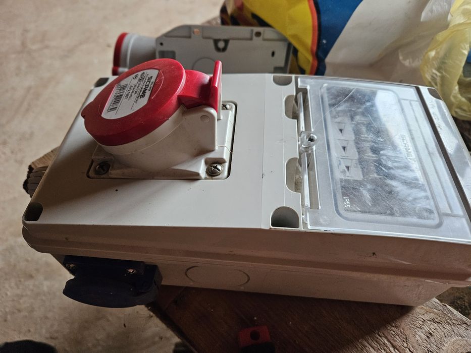 Tablou organizare santier SCAME, echipat cu sigurante, 2 prize suko, 1