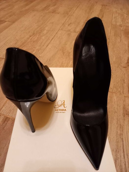 Pantofi stiletto negri.