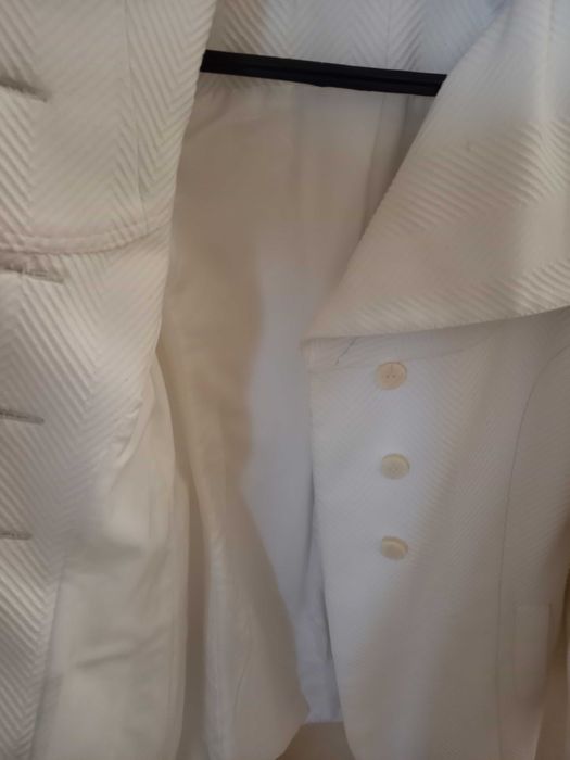 Бяло късо манто с ефектна яка