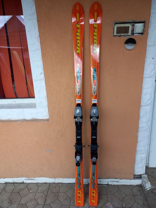 Vand 3 perechi de schiuri