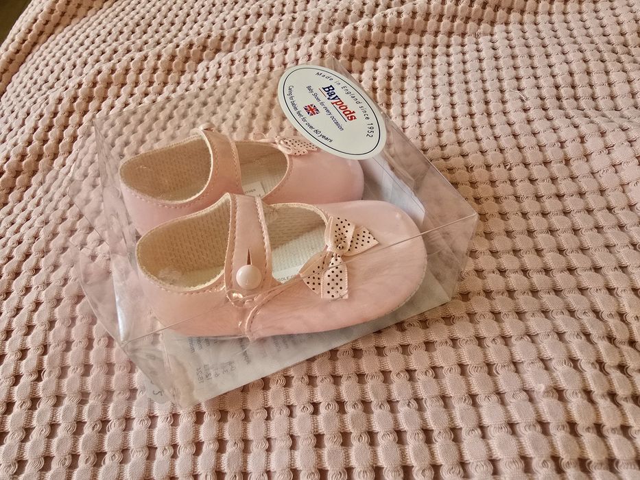 Чисто нови детски обувки