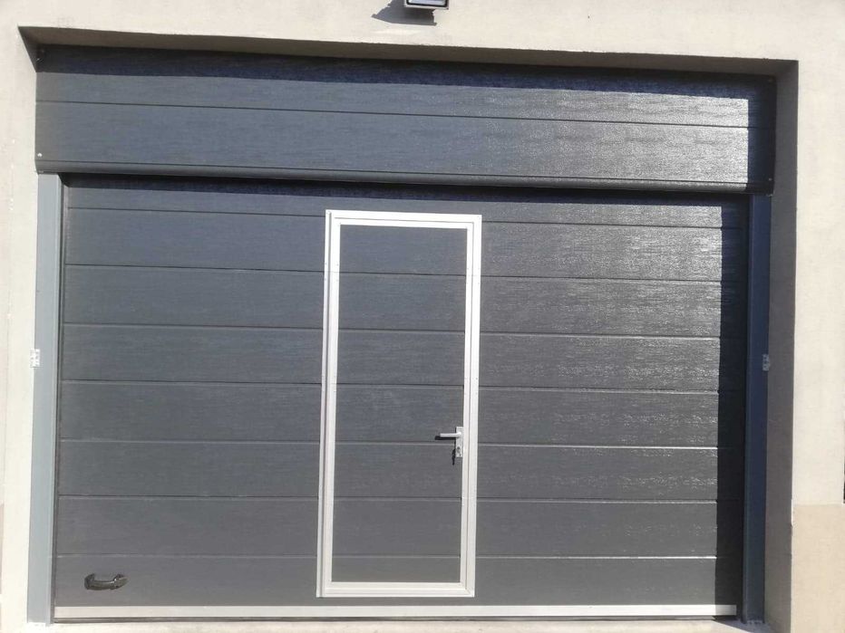 Usa de garaj cu acces pietonal