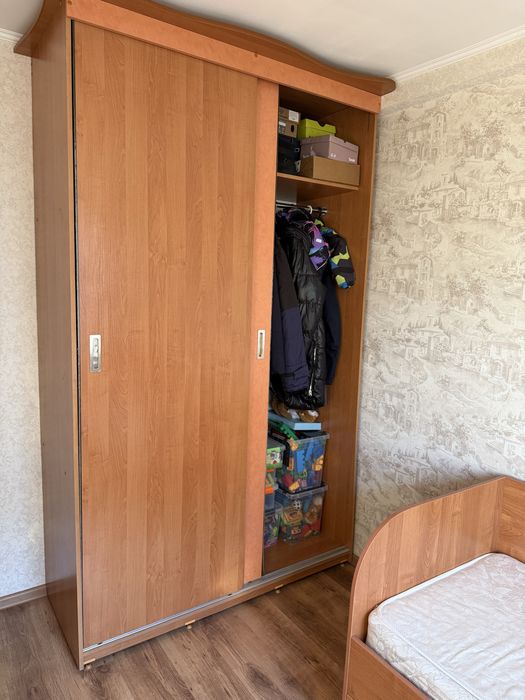 Кровать , шкаф, комод и стол .