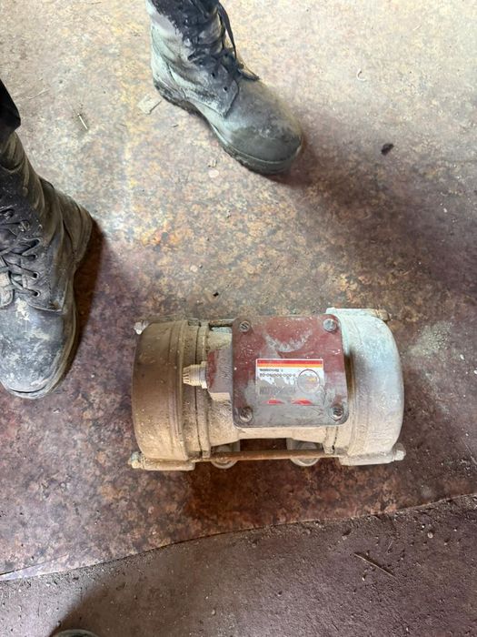 Продам двигатель вибратор