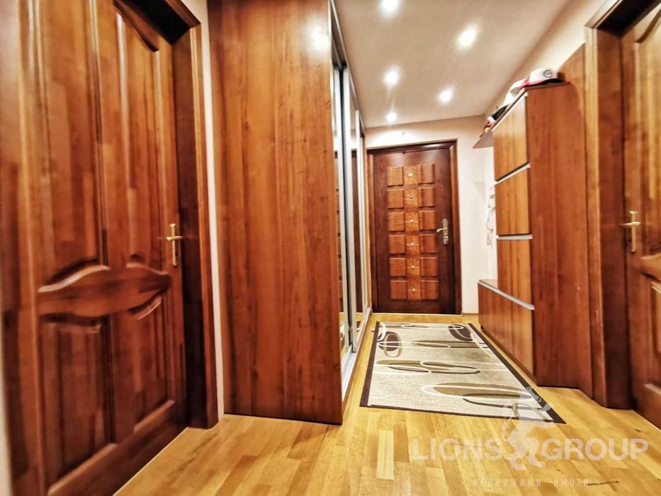 Дава се под наем Тристаен апартамент в Варна, Център - 120 кв.м за 816 € - Снимка #9