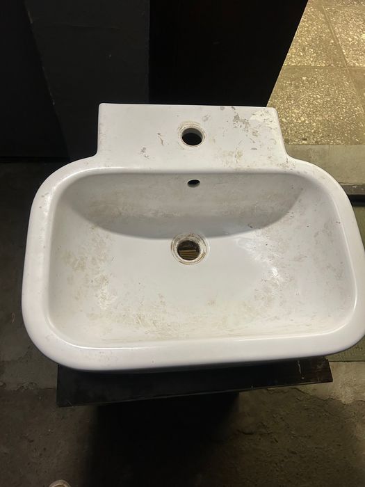 Прочные тумбочка и раковина