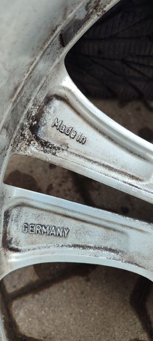 De vanzare sunt 4 jante Mercedes Benz de fabrica cu cauciuc