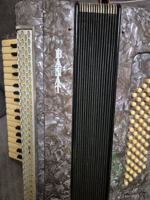Vând acordeon Timiș Banat