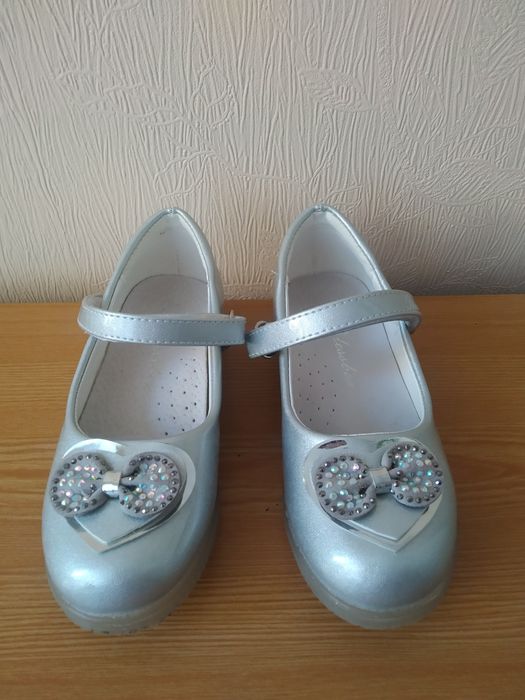 Туфли для девочки, 27р., цвет - серебро.