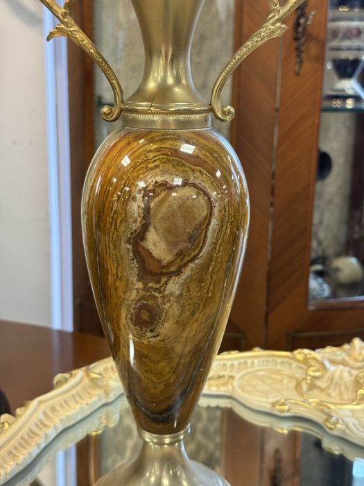 Vaza decorativa din onix cu elemente de metal