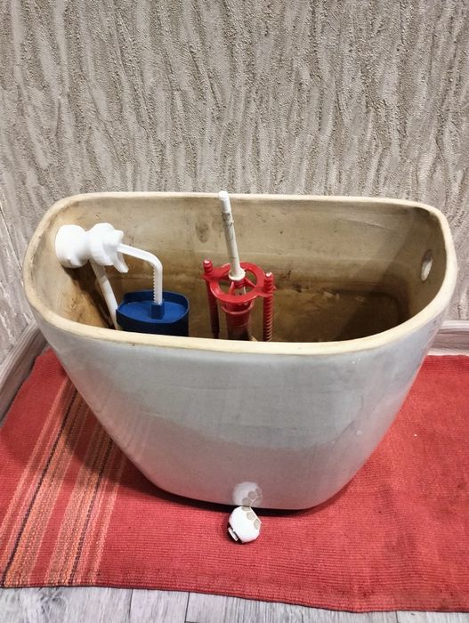 Бачок на унитаз.