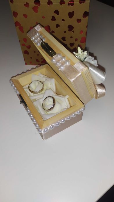 Чисто нова кутийка за сватбени халки