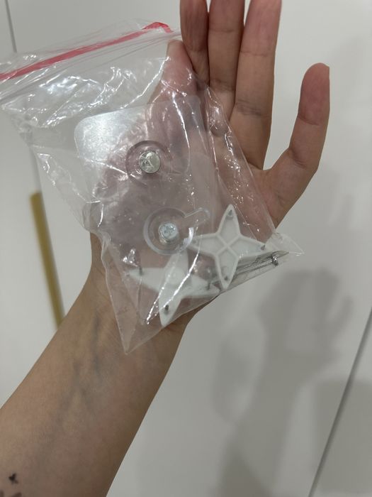 Вешалка продается металлическая