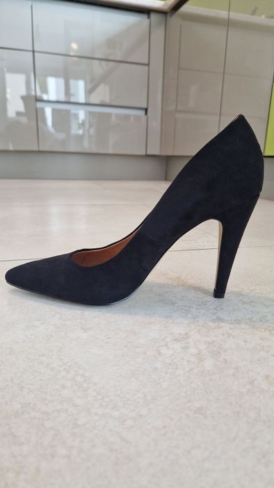 Vând pantofi NOI, eleganti, mărime 40