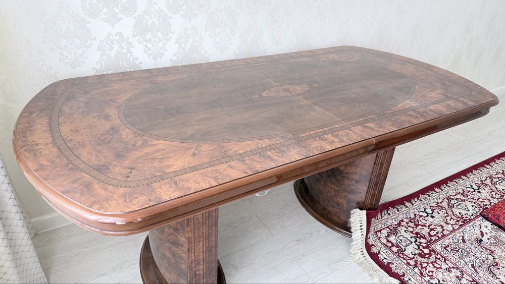 Продам стол из дубового дерева.