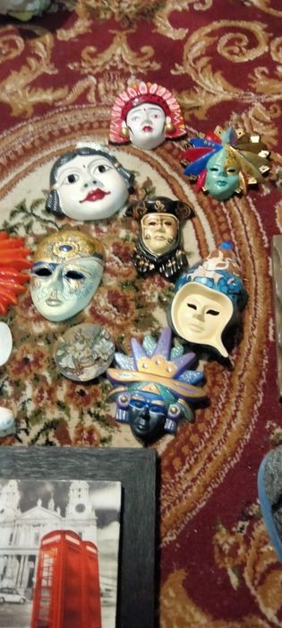 De vânzare  măști porțelan și diferite figurine și tablouri