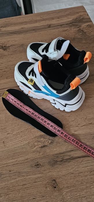 Продам кроссовки на мальчика новые