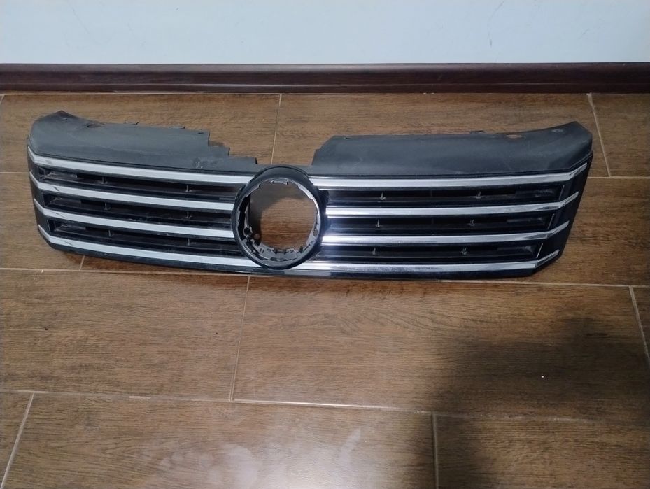 Grila centrala Passat B7
