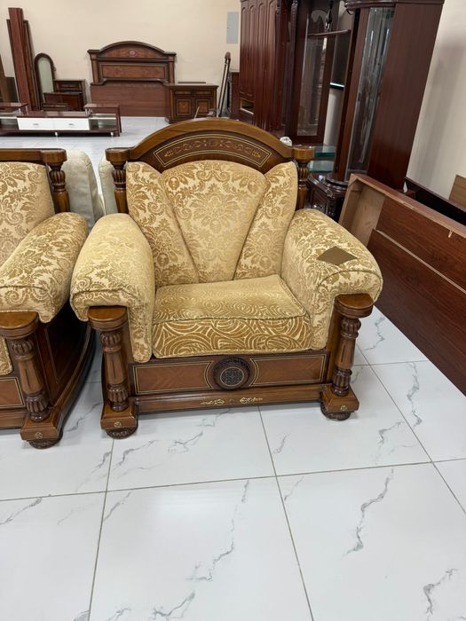 Продам комплект мягкой мебели диван