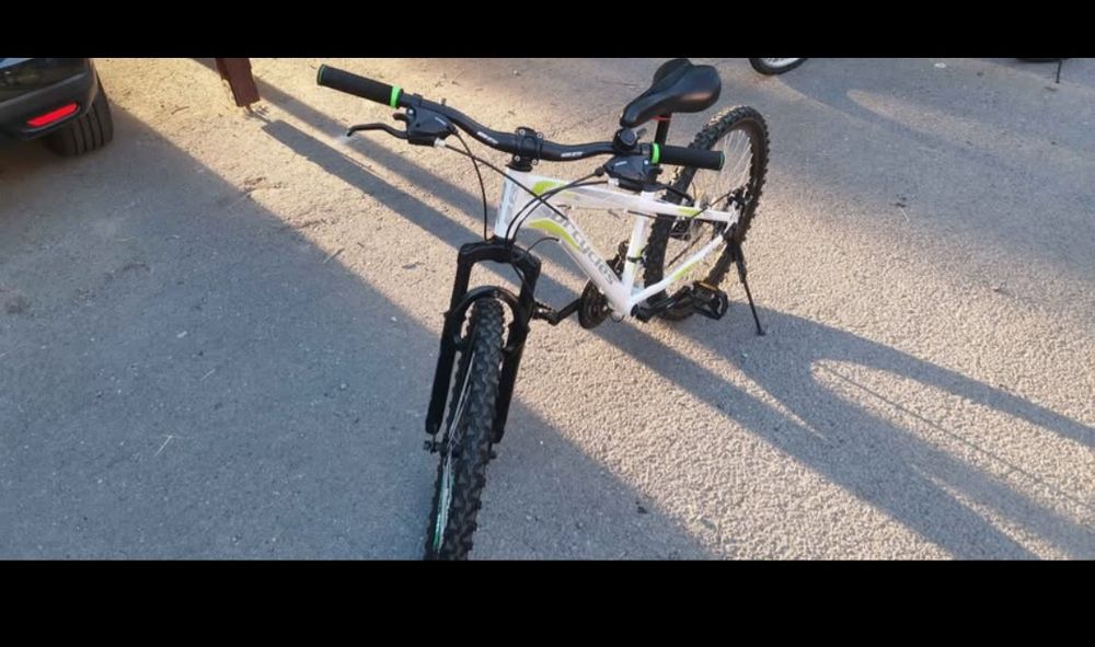 Vând bicicleta cu roți de 20"