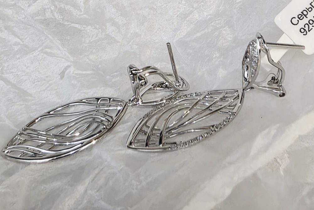Красивы серьги с утонченным дизайном.