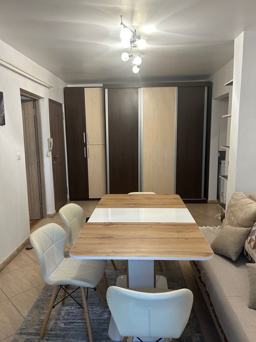 Ofer spre închiriere apartament cu 2 camere, etaj 3, zona centrala