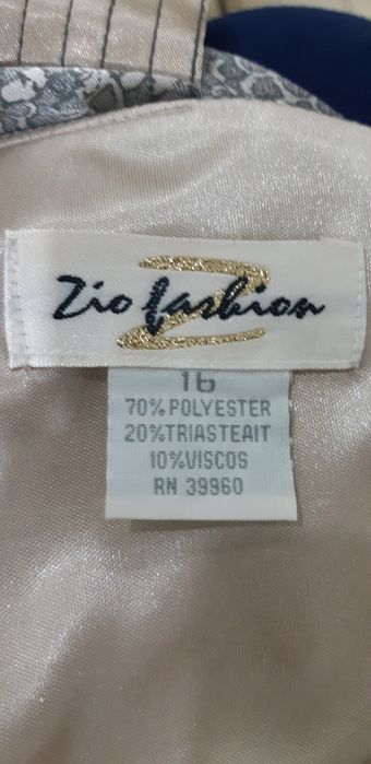 Продам платья 2 шт красивые