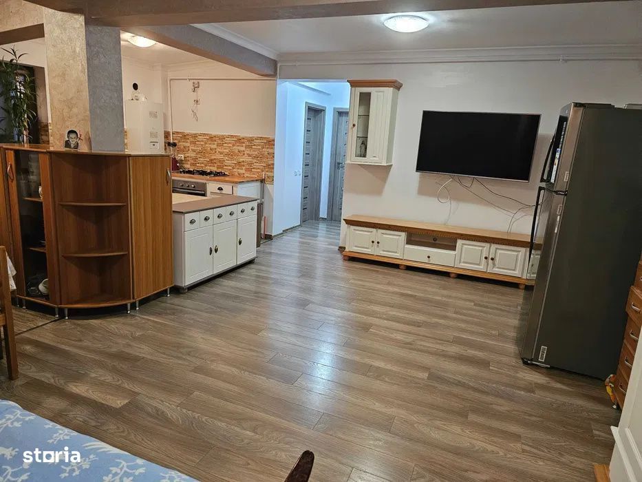 Apartament cu 3 camere, 72 mp, balcon, zona Stejarului