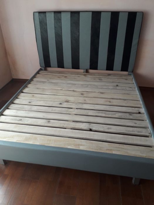 Pat matrimonial din lemn tapitat