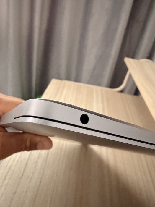 Продам MacBook Air 2020