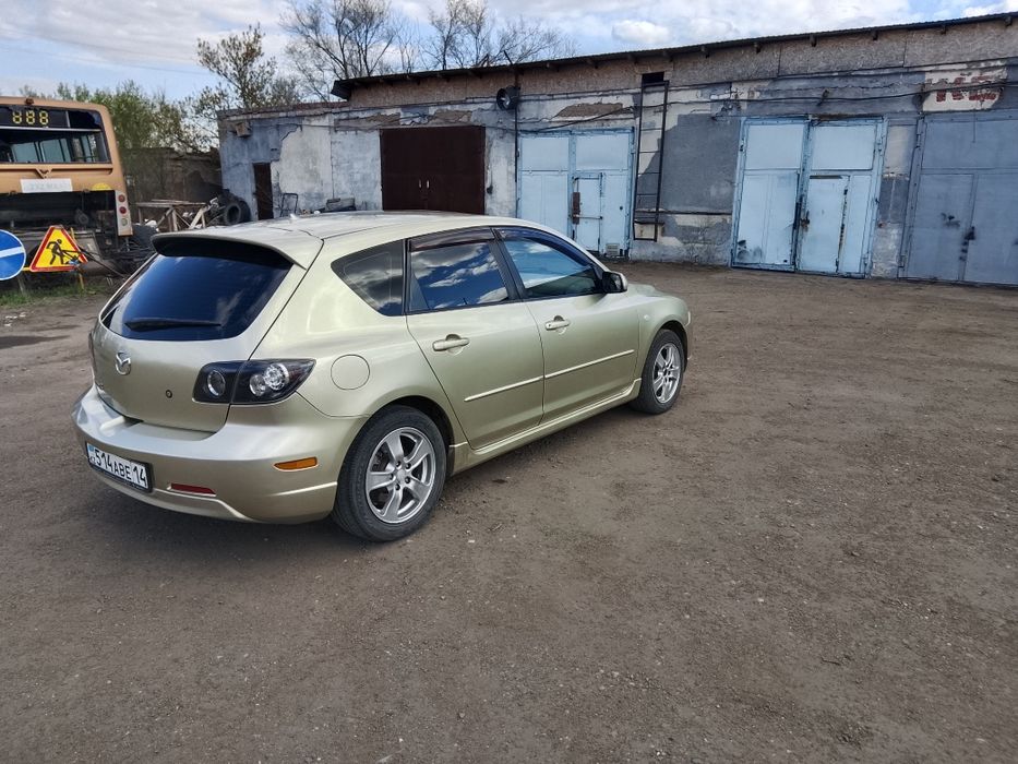 Продам автомобиль Мазда 3.