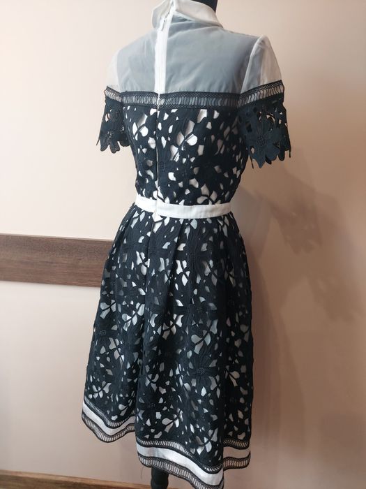 Елегантна,  дантелена рокля на Chi Chi London в бяло и черно.