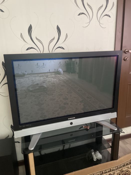 Телевизор с подставкой