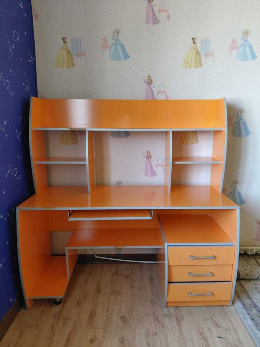 Письменный компьютерный стол