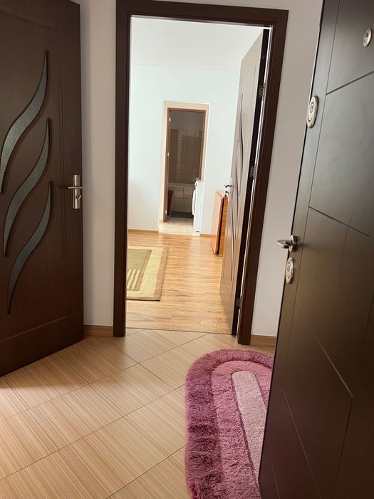 Închiriez apartament semidecomandat str.Milcov