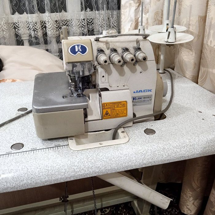 Jack firma averlok tikuv mashinasi