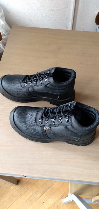 Нови  обувки  с предпазно бомбе 39 номер