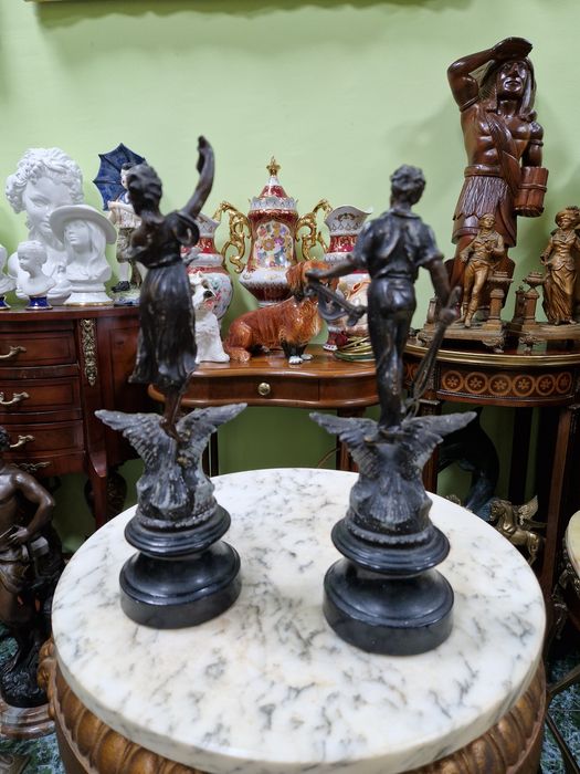 Чифт антикварни френски фигури статуетки