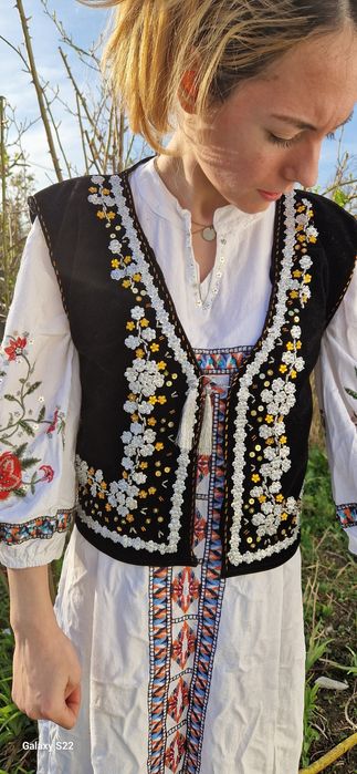 Vesta populara cusuta manual