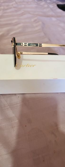 Vând ochelari Cartier originali în cutia  fără cartea lor și generator electric fiecare prețul lor de 800